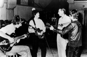beatles_and_george_martin_in_studio_1966